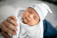 Cargar imagen en el visor de la galería, Set algodón Petit Amour rayitas gris y gorrito
