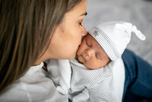 Cargar imagen en el visor de la galería, Set algodón Petit Amour rayitas gris y gorrito
