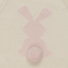 Cargar imagen en el visor de la galería, Set Tejido crema con conejo rosado
